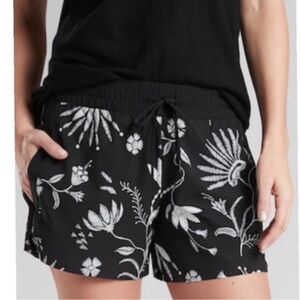Athleta Printed Baja Shorts in Wildflower Black 
Women’s SZ 6